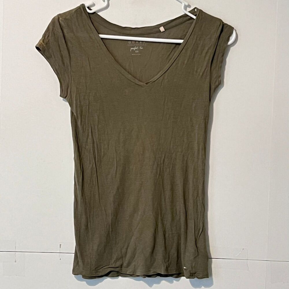 Guess Womens Perfect T-Shirt Tee Size XS Olive Studded Logo V-Neck Made In Peru